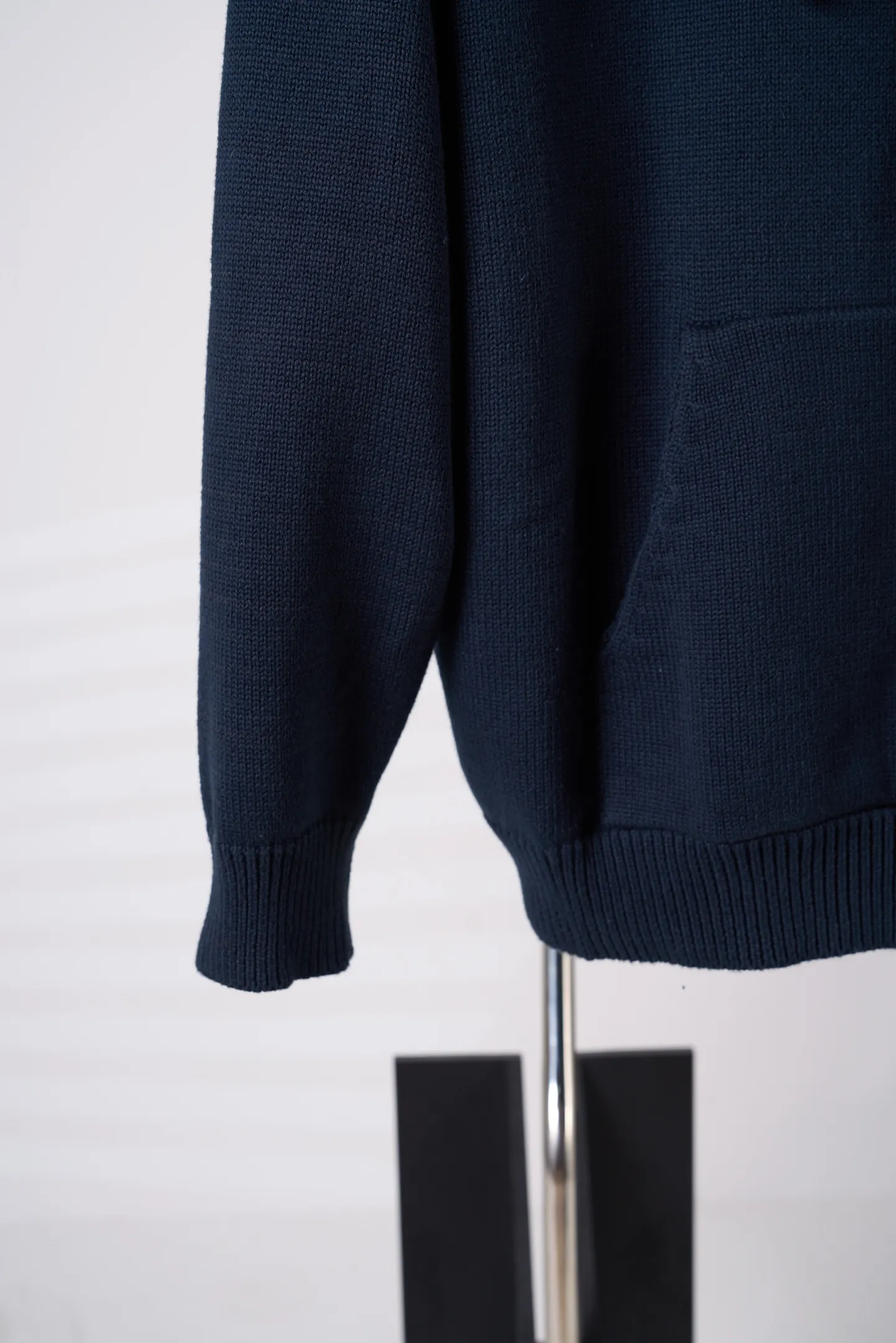 [Real auction] CELINE/Celine embroidered logo knitted hooded sweater [In Stock] S M L XL CELINE PARIS embroidered oversized version, hood, with adjustable drawstring, 1 kangaroo pocket, dropped shoulders, ribbed trim. The embroidery uses mixed color embroidery threads, and the 3D three-dimensional embroidery process is customized with brand letter embroidery. The total number of stitches is approximately 16,800. Ultra high density embroidery. Washing water for ready-made clothes, removes wool impurities, fixes water, fixes the pattern and adds hand feel.